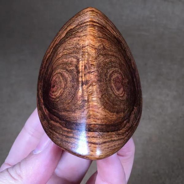 這東西像不像切開的松花蛋？海南黃花梨木樣