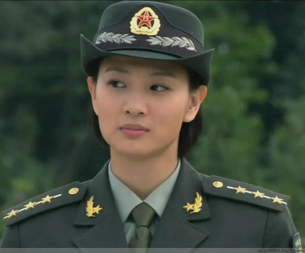 軍旅劇女神侯夢莎，英姿颯爽，威武霸氣