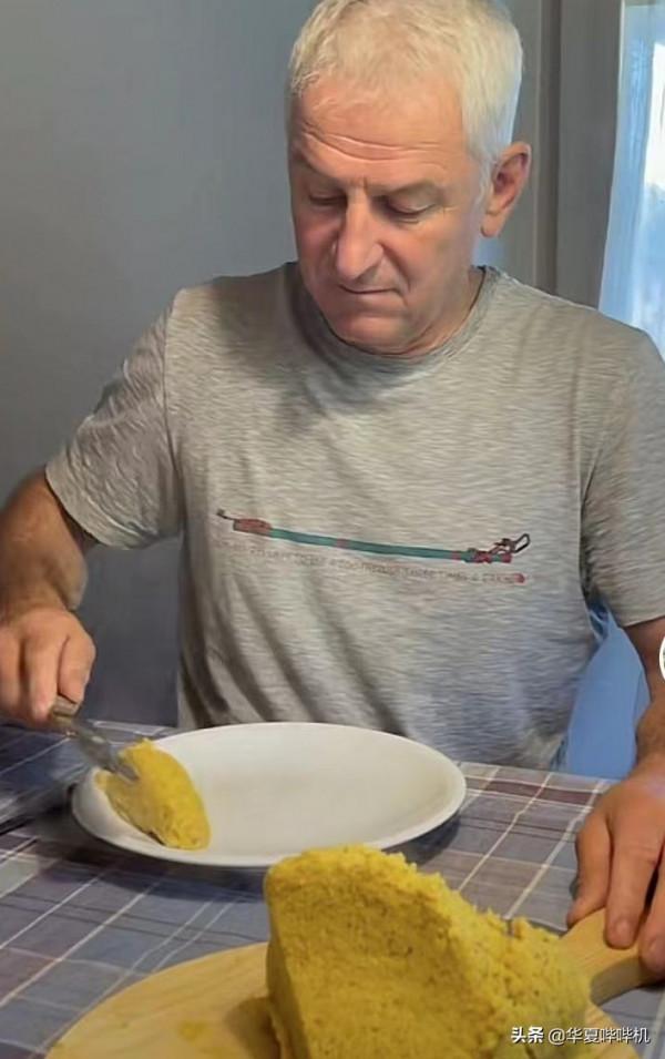 為了博眼球，有人賣慘有人吃板磚，有人卻吃出了儀式感