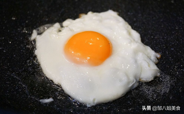 雞蛋直接下鍋煎，難怪做不好！教您一招，荷包蛋完整漂亮不粘鍋