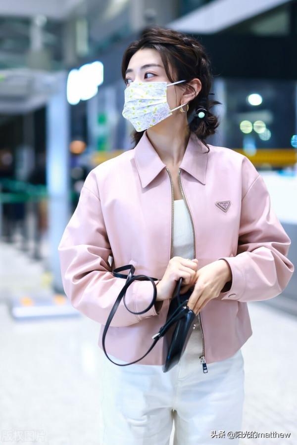 梁潔粉色皮夾克搭配白色錐形褲時尚酷風，對鏡揮手微笑甜美迷人