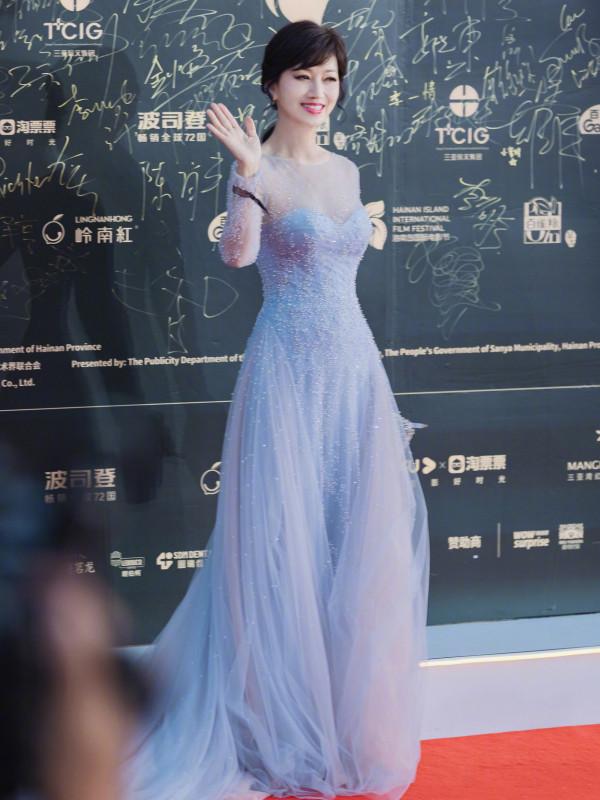 65歲趙雅芝和40歲陳喬恩，同穿抹胸紗裙，完全看不出年齡差