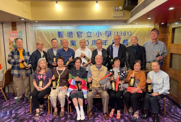 汪明荃夫婦參加同學聚會,羅家英與84歲老師合影,對方轉行當演員 汪明荃夫婦參加同學聚會,羅家英與84歲老師合影,對方轉行當演員