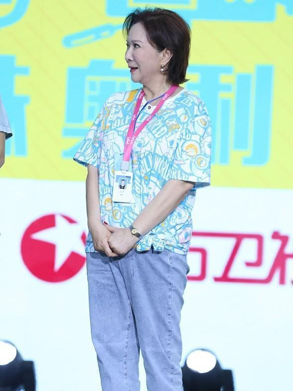 蔡明越老越漂亮，穿綠色襯衫配連衣裙好洋氣，不輸同框李思思