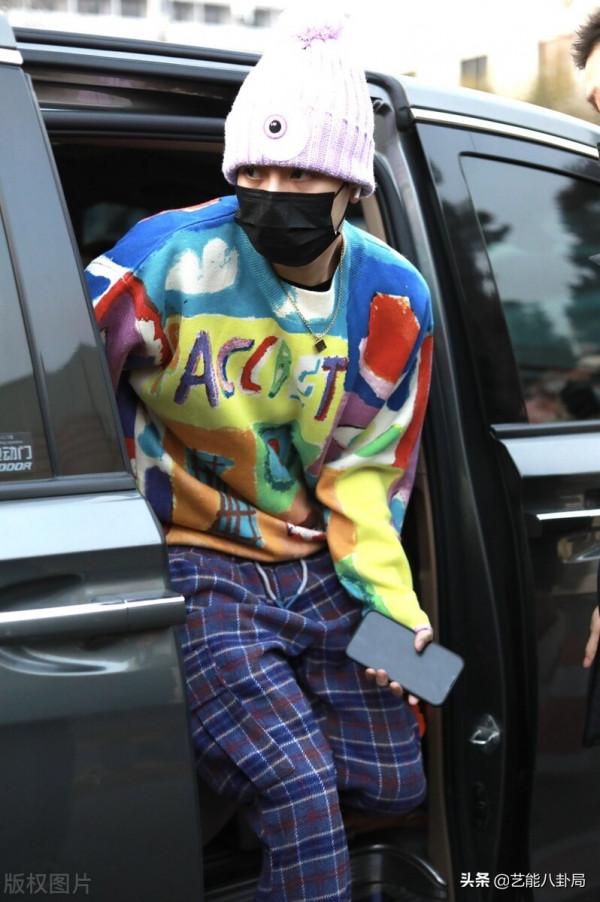 春晚明星私服比美：劉濤拎虎包，趙麗穎編流蘇辮，張若昀裹花棉被