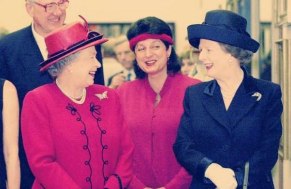 英女王罕見穿碎花白紗裙，在漂亮能幹的撒切爾夫人面前，她也怕輸