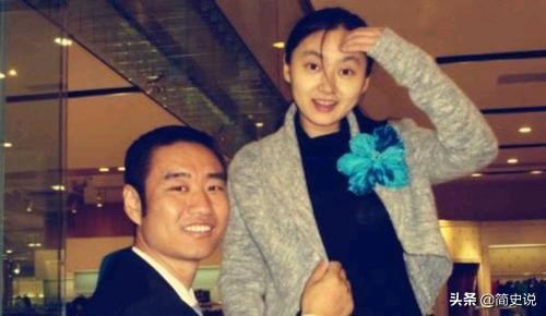 歌手叢飛夫婦相繼離世，兩個幼女成遺孤，15年後兩個女兒考入名校