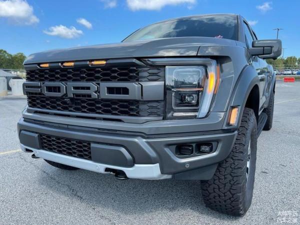 硬派越野皮卡，全新福特F-150猛禽海外街拍，給你兇悍不羈的體驗