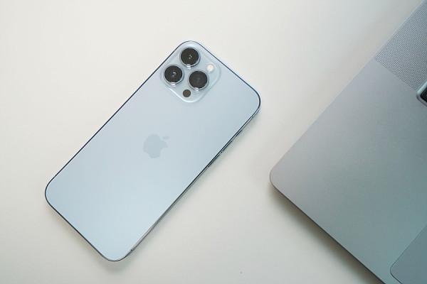 iPhone13ProMax遠峰藍1TB版本，使用2個月了，感覺它能流暢用6年