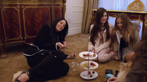 億萬富豪孩子到底有多奢靡？純金的腳踏車，成捆的鈔票，太壕了