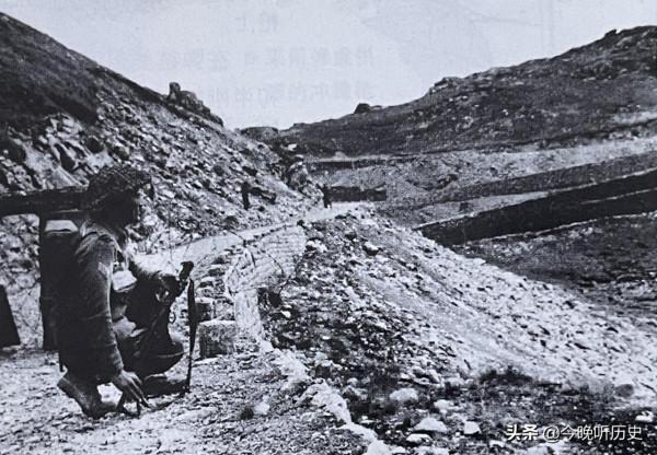 1962印軍向前沿派出偵察隊，休息時軍官煮紅茶，炊煙被我軍察覺