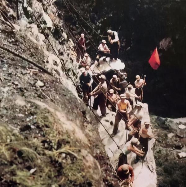 《峰爆》用災難片的可視性弘揚鐵道兵精神，難能可貴，也十分高明