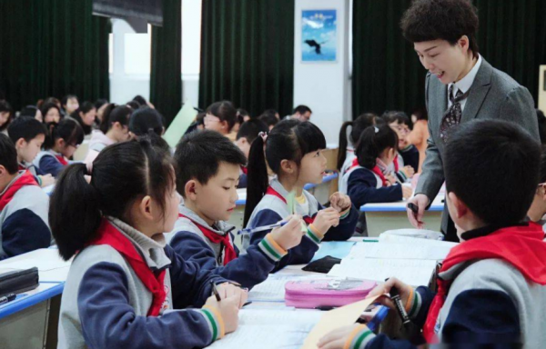 小學課桌改成“懶人椅”，午休可以躺著睡覺，家長卻迎來新的擔憂