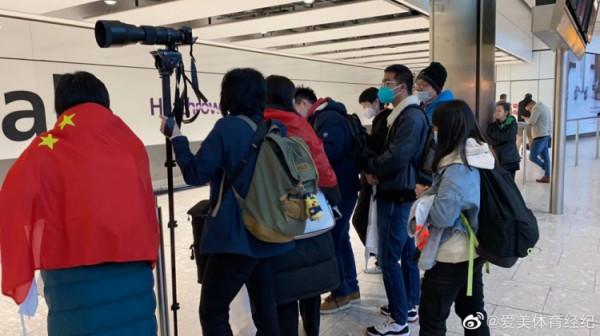 唐佳麗連夜飛回倫敦，球迷在機場接機歡迎