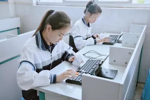 從教室踹到走廊!海南一中專5名女生圍毆一男生,後續的反轉來了 從教室踹到走廊!海南一中專5名女生圍毆一男生,後續的反轉來了