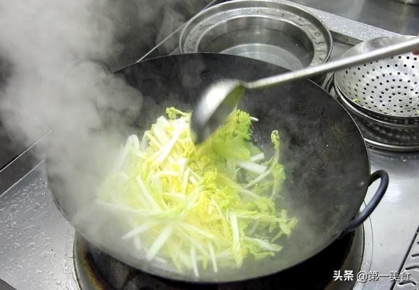 便宜的白菜也能做美味，大廚教你做魚香白菜，酸辣下飯，口感清脆