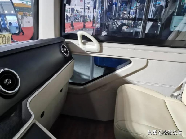 中巴車也可以很豪華——比亞迪C6純電動客車 中巴車也可以很豪華——比亞迪C6純電動客車