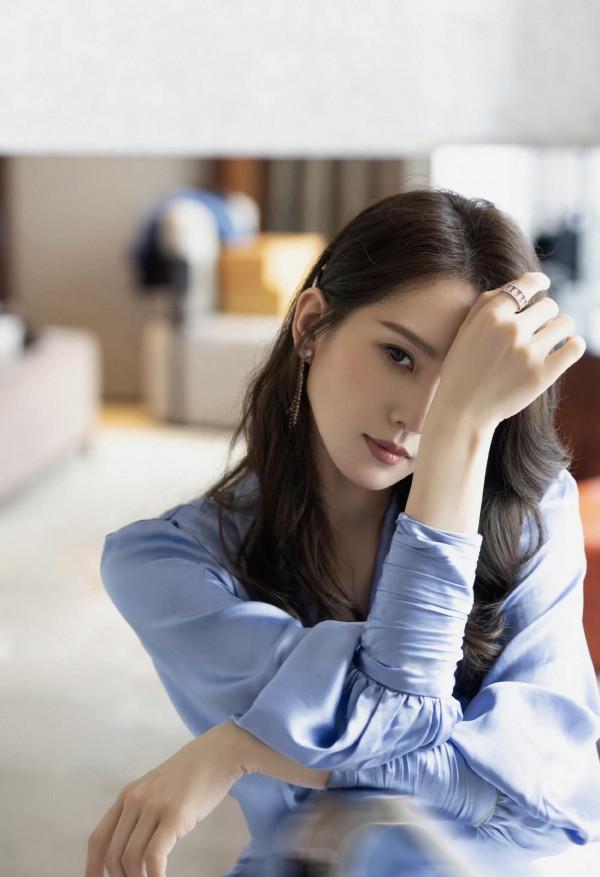 有一種高階感叫劉詩詩穿真絲連衣裙，明明很簡單，她卻穿出國際範