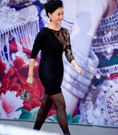 宋祖英才是真正“骨相美”，一身紅黑配大氣優雅，天然臉就是抗老