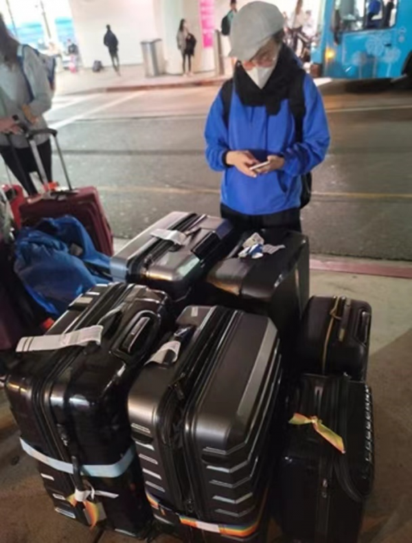 57歲知名港星滯留美國超3周!輾轉買機票稱好無奈,共損失幾十萬 57歲知名港星滯留美國超3周!輾轉買機票稱好無奈,共損失幾十萬