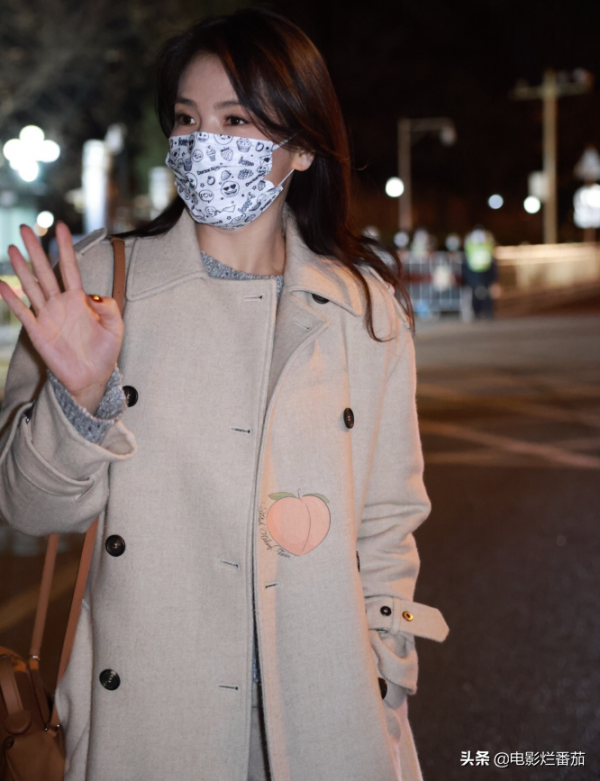 春晚四次聯排：趙麗穎一笑迷人，張小斐美目顧盼，朱一龍走路生風