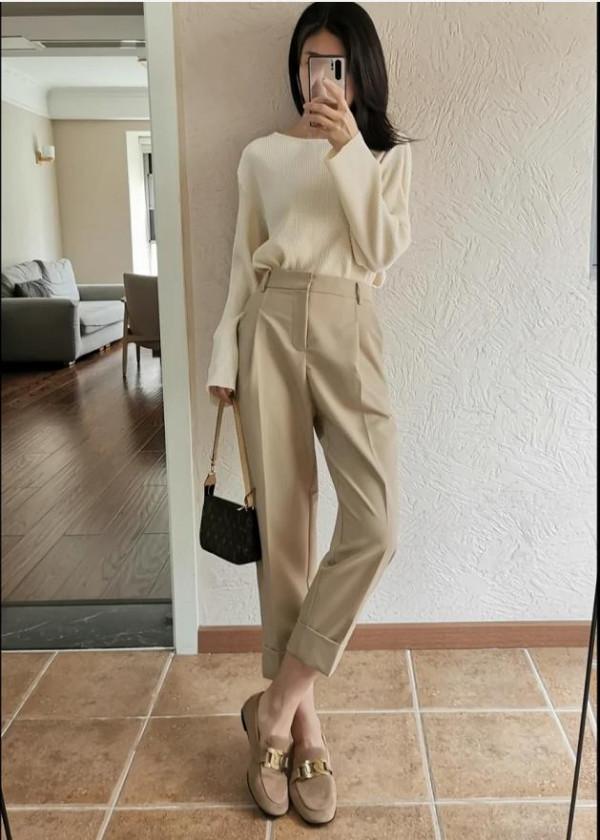 會穿衣的中年女人，更喜歡穿“中性色”，這4種最實用