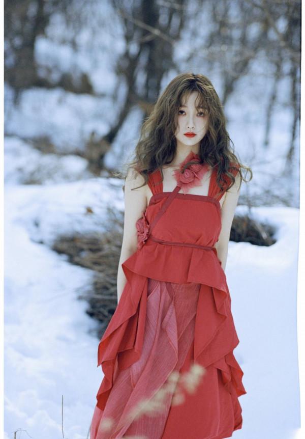 虞書欣生日拍美照，大雪地裡穿吊帶裙扮“在逃公主”，真是不怕冷