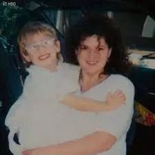 2015年,美國“殘障女”夥同男友殺害母親,被捕後十萬人為其求情 2015年,美國“殘障女”夥同男友殺害母親,被捕後十萬人為其求情