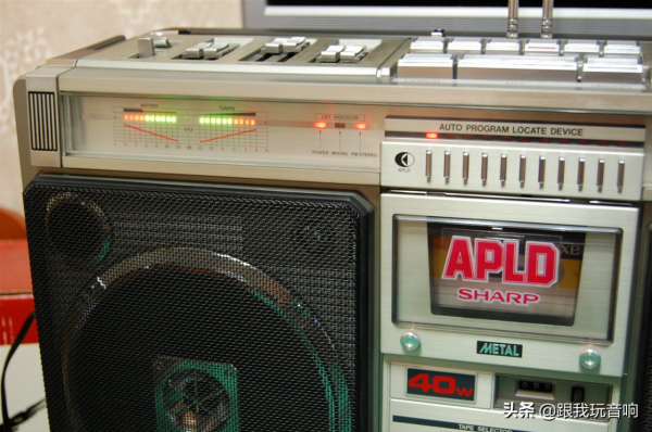 SHARP 80年代生產的行動式收錄機音響，前面板有金屬網罩；