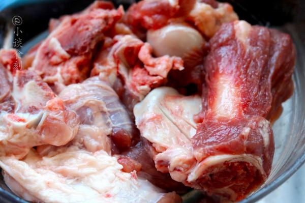 飯館裡的骨頭湯，湯汁鮮美不油膩，肉質還軟爛，有什麼訣竅嗎？