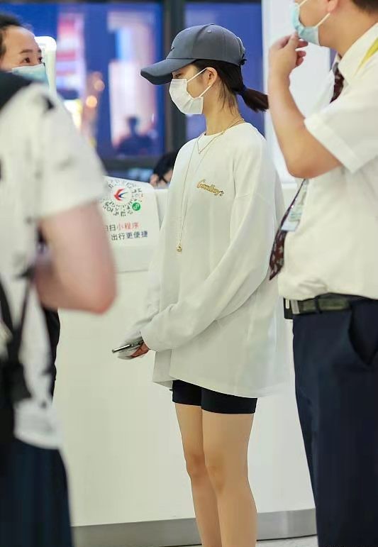 黃磊15歲大女兒獨自走機場,穿男友風衛衣顯文藝範,黑眼圈好明顯 黃磊15歲大女兒獨自走機場,穿男友風衛衣顯文藝範,黑眼圈好明顯