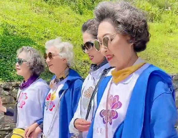 六十頭髮花白染還是不染？染髮顯年輕，但銀髮也是道美麗的風景線