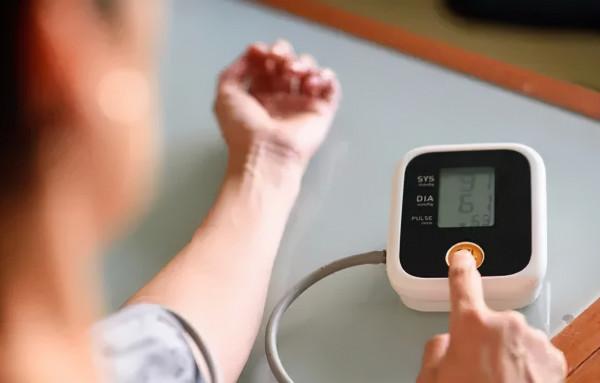 按摩五個穴位緩解血壓升高頭暈眼花