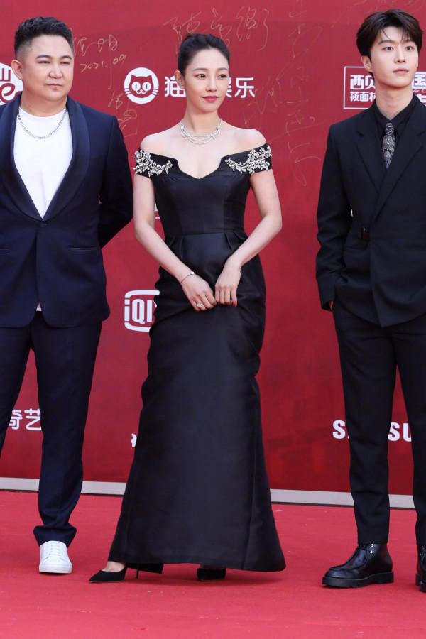 眾星亮相北影節紅毯：黃聖依baby妝容顯老，周冬雨姚晨造型太尷尬