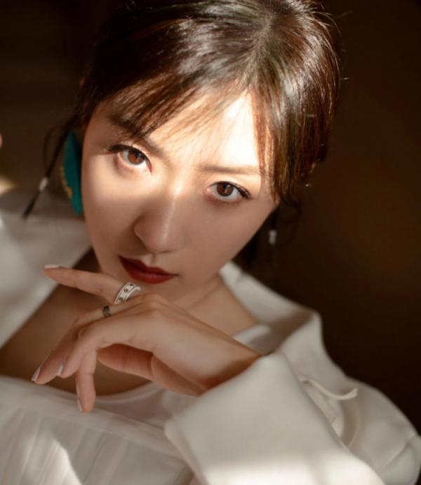 可鹽可甜的萬茜，不僅演技精湛，私服搭配更是驚豔