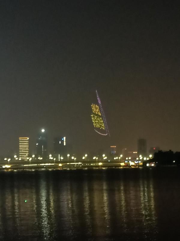 野釣河邊喜獲麥鯪，無人機組合圖案勝比煙火