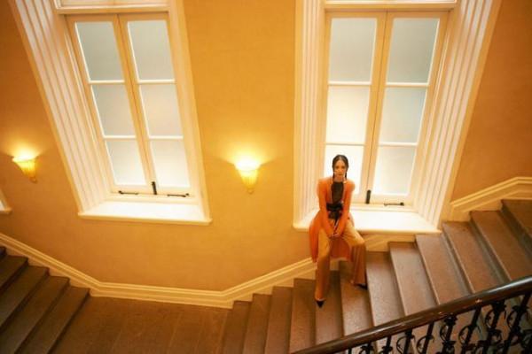 童瑤火了也更有排面，透視風衣內搭“肚兜”，時髦優雅真有貴婦範