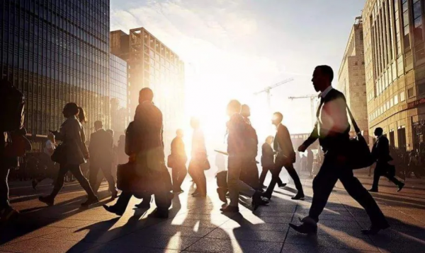 男子荒野獨居7年，與皮球為伴。回家後，老婆改嫁他人，最後釋懷