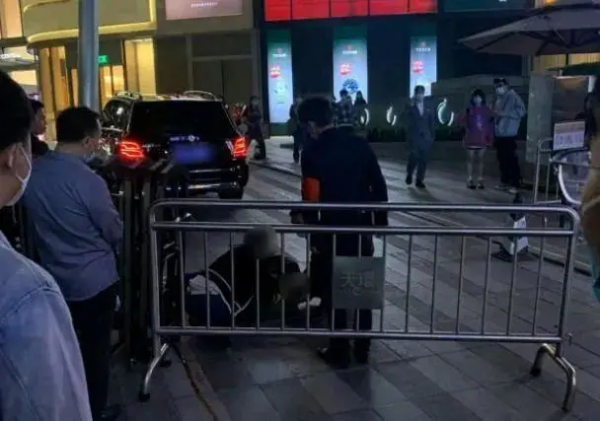 如果是你,遇到廣州那位捅死賓士車主的39歲保安,結局會不同嗎? 如果是你,遇到廣州那位捅死賓士車主的39歲保安,結局會不同嗎?