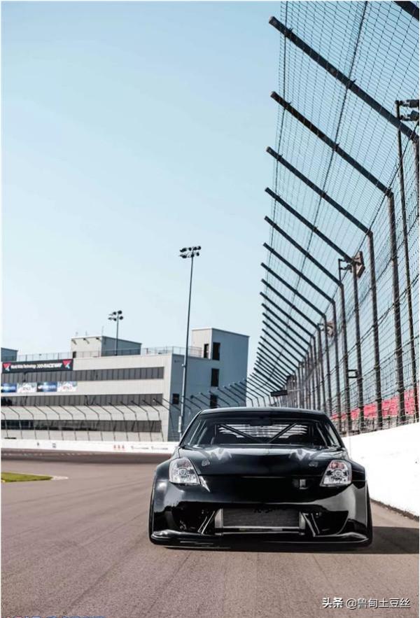 「轂銳馳」有趣的人改裝了一臺V8引擎的日產350Z
