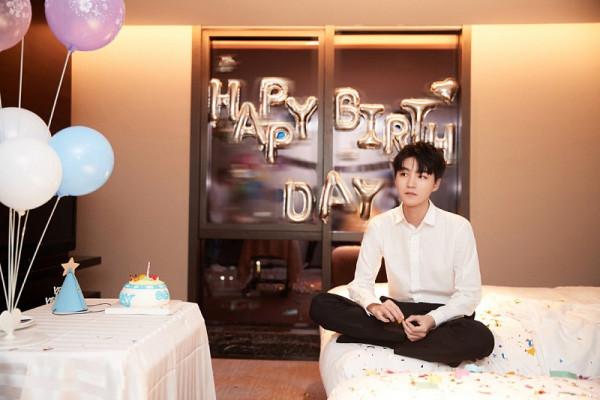 王俊凱氣質真挺好，簡約黑白穿搭難掩帥氣值，好似“小說男主角”