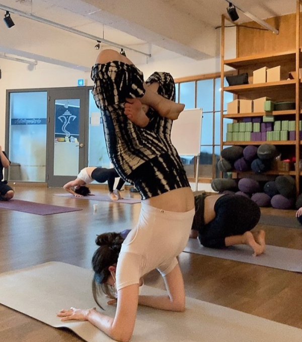 如何瘦腿更輕鬆？這3式瑜伽不妨多練，甩掉贅肉，塑造腿部線條