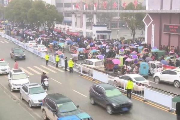 家長騎電動車接娃放學，被人吐槽“窮”，這種價值觀咋教好娃