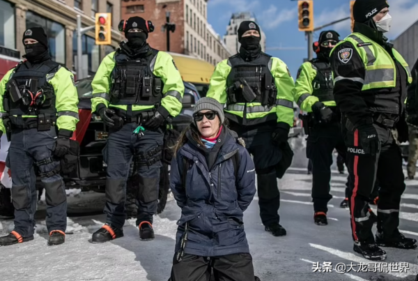 這就是西方眼裡的&OpenCurlyDoubleQuote;自由和民主&rdquo;，警察騎馬踩踏和抓捕抗議者
