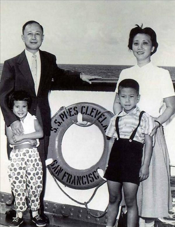 1956年毛主席舉行國宴，錢學森到場找不到座位，毛主席：來1號桌