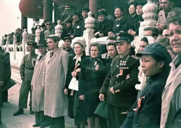 1949年,在開國大典上倒水的40名女子,她們有何特殊身份? 1949年,在開國大典上倒水的40名女子,她們有何特殊身份?