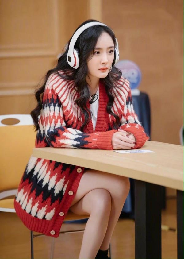 楊冪真是“帶貨女王”,土氣針織開衫配厚底短靴,穿出復古摩登範 楊冪真是“帶貨女王”,土氣針織開衫配厚底短靴,穿出復古摩登範