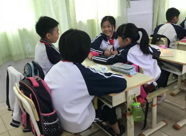 以為校服可以防止學生攀比，但還是防不勝防，“新戰場”一換再換