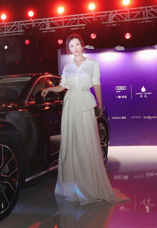 田樸珺不愧是地產大亨的太太,出席活動鞋上鑲鑽,配白裙知性高階 田樸珺不愧是地產大亨的太太,出席活動鞋上鑲鑽,配白裙知性高階