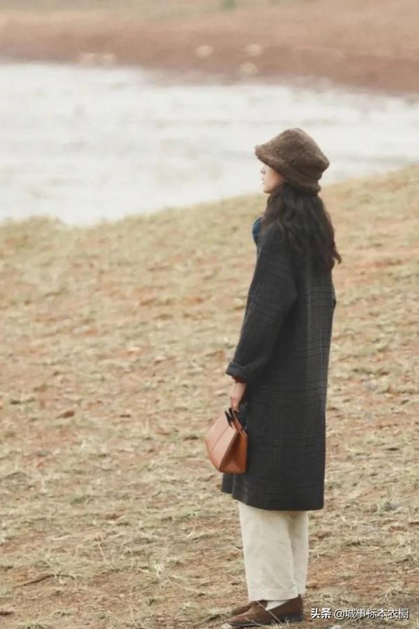 低調又復古的格子大衣搭配格紋，在冬季總是讓人心動
